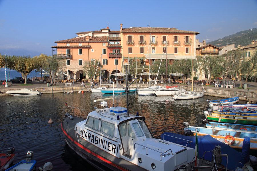 Le port dans le centre de Torri del Benaco.