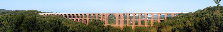 Pont Göltzschtalbrücke entre Netzschkau et Mylau dans une vallée boisée
