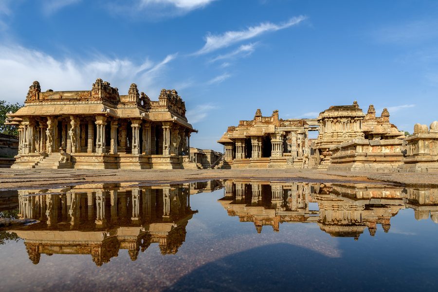 Temple Vijaya-Vitthala à Hampi, Karnataka, reflété dans un bassin d’eau peu profond