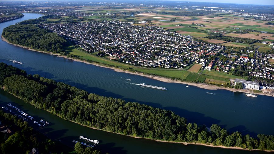 Vue aérienne de l’île du Rhin Herseler Werth sur le Rhin