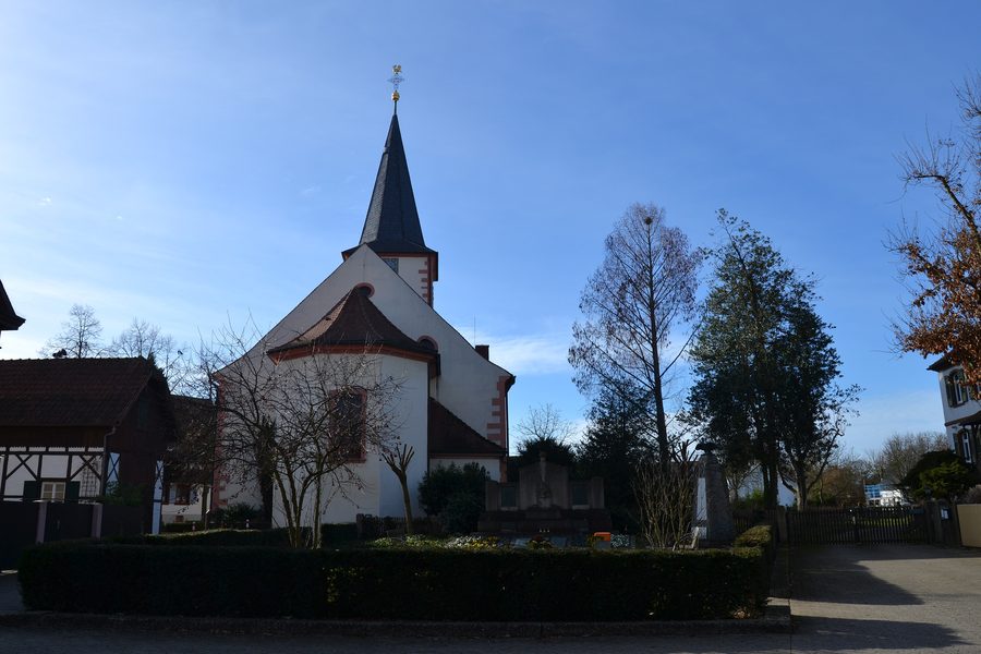 Église et monuments aux morts à Kehl-Kork