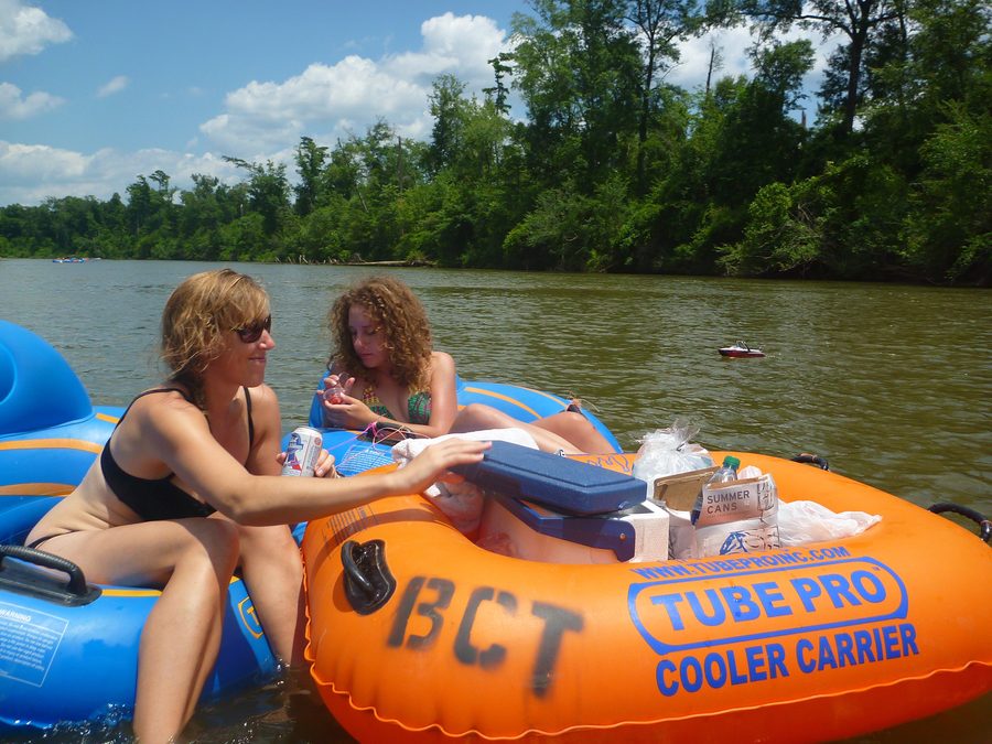 Des personnes flottant avec des provisions sur la rivière Bogue Chitto en Louisiane