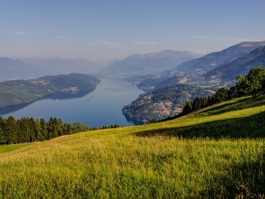 Vue sur le lac de Millstatt vers le Goldeck près de Spittal an der Drau.