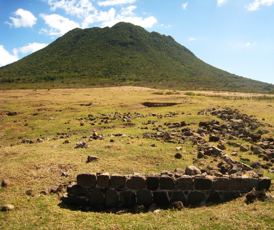 Vue depuis le site de Battery St. Louis sur le volcan boisé The Quill à Sint Eustatius