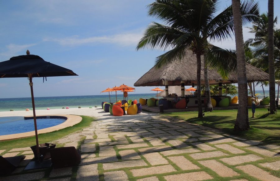 Paysage côtier avec plage de sable clair à Barangay Bolod sur Panglao
