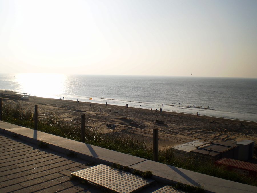 Côte de la mer du Nord sur la plage de Bloemendaal aan Zee vue depuis le pavillon de plage