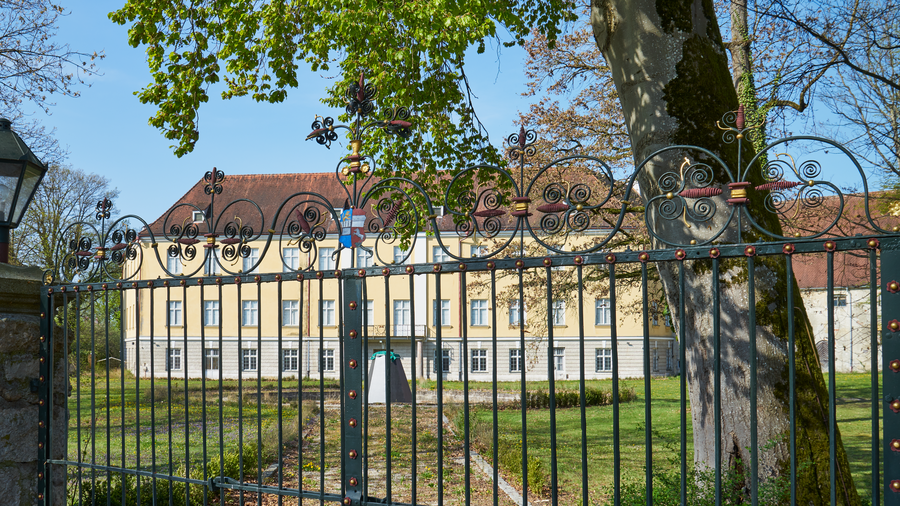Château d’Ering, château de trois étages avec parc du château