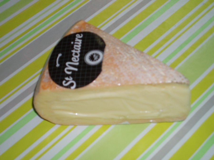Une meule de fromage Saint-Nectaire.