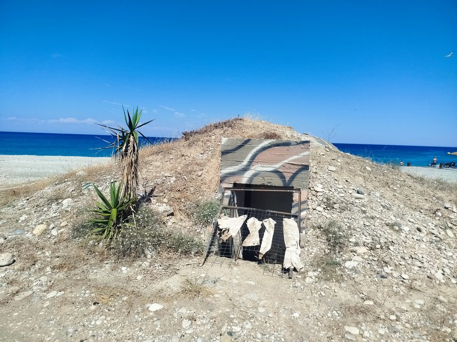 Bunker de la Seconde Guerre mondiale sur la plage de Kolympia à Rhodes