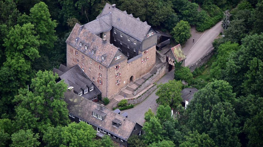 Vue aérienne du château de Hessenstein sur une colline boisée près d’Ederbringhausen à Vöhl