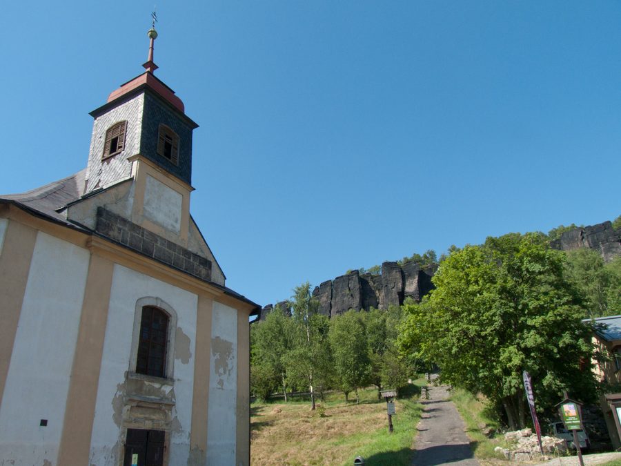 Falaises de grès des Tiské stěny près de Tisá, vues depuis l’église Sainte-Anne