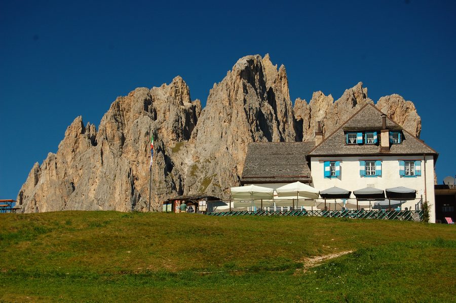 Le refuge de Ciampedie avec le Catinaccio en arrière-plan