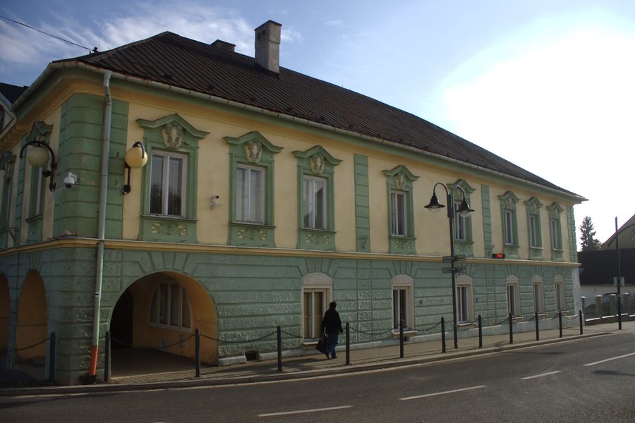 Bâtiment de la mairie et du centre d’information sur la place 9. května à Moravský Beroun