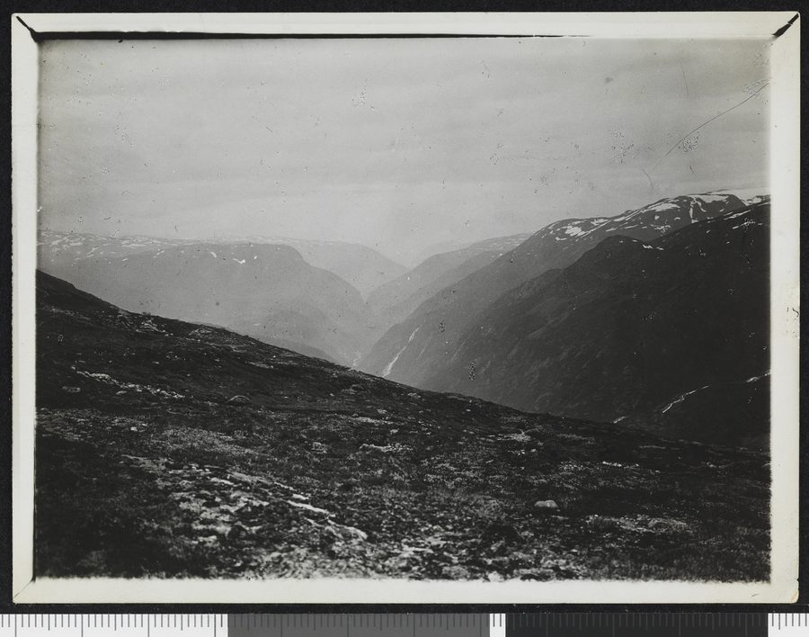 Vue sur la vallée de l’Utladalen à Årdal avec le paysage montagneux environnant
