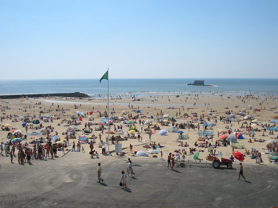 Plage du Portel avec le Fort de l’Heurt au large