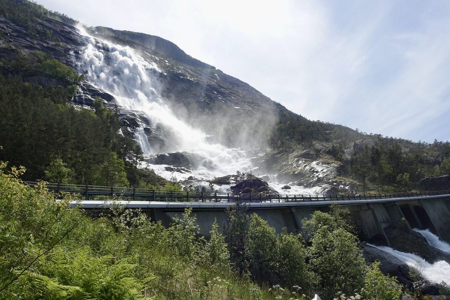 Chute de Langfossen dans la commune d’Etne à côté de la route européenne E134
