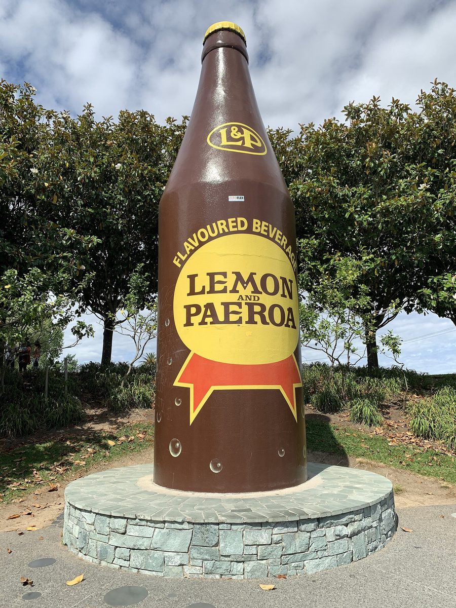Grand repère en forme de bouteille Lemon and Paeroa à Paeroa