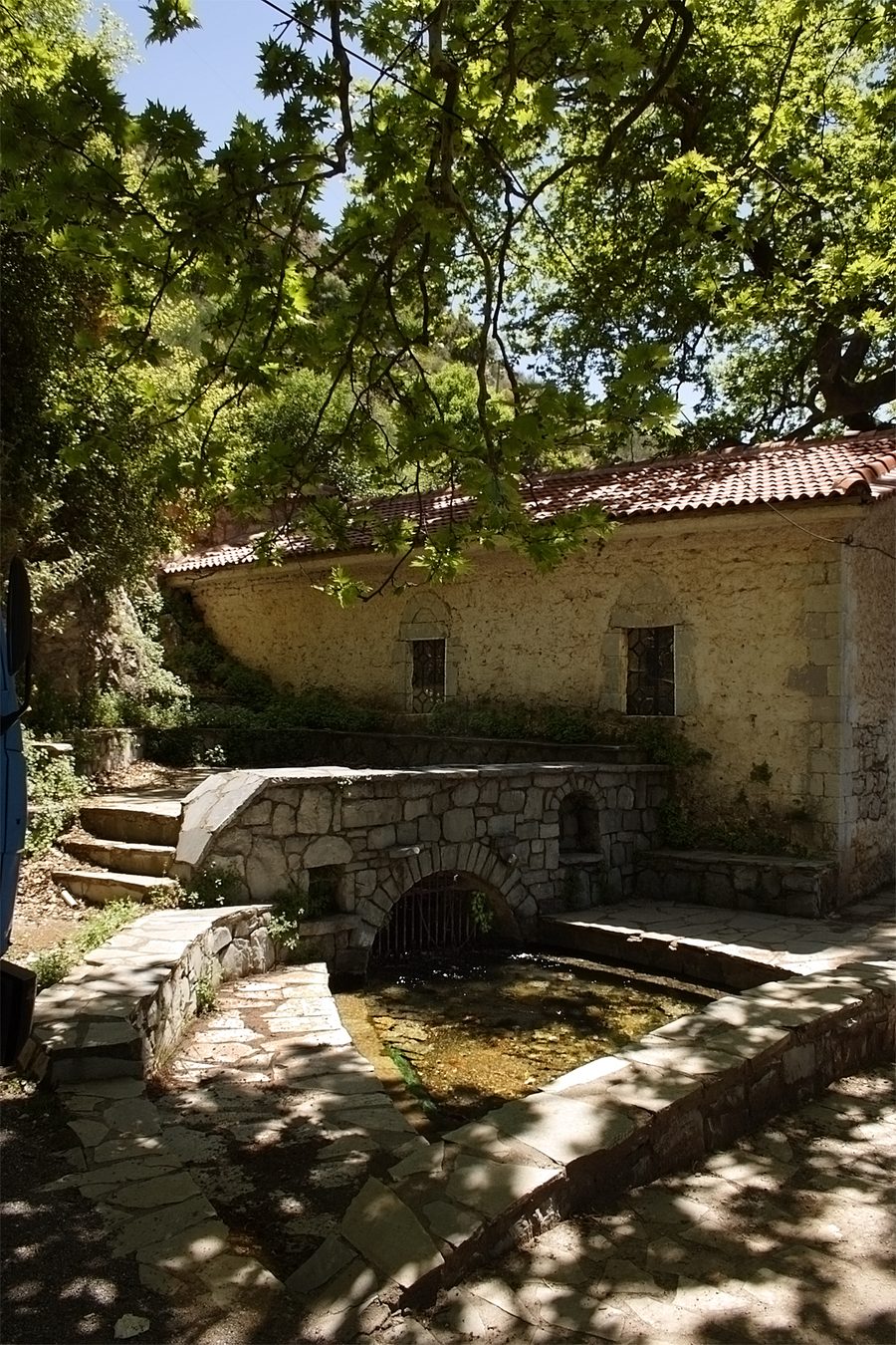Source karstique et musée de l’eau près de Dimitsana en Arcadie