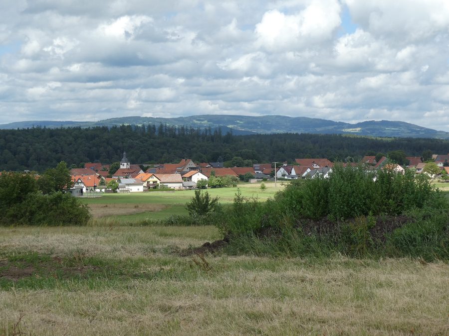 Paysage près de Detter dans la commune de marché de Zeitlofs avec une partie de la Rhön bavaroise à l’arrière-plan