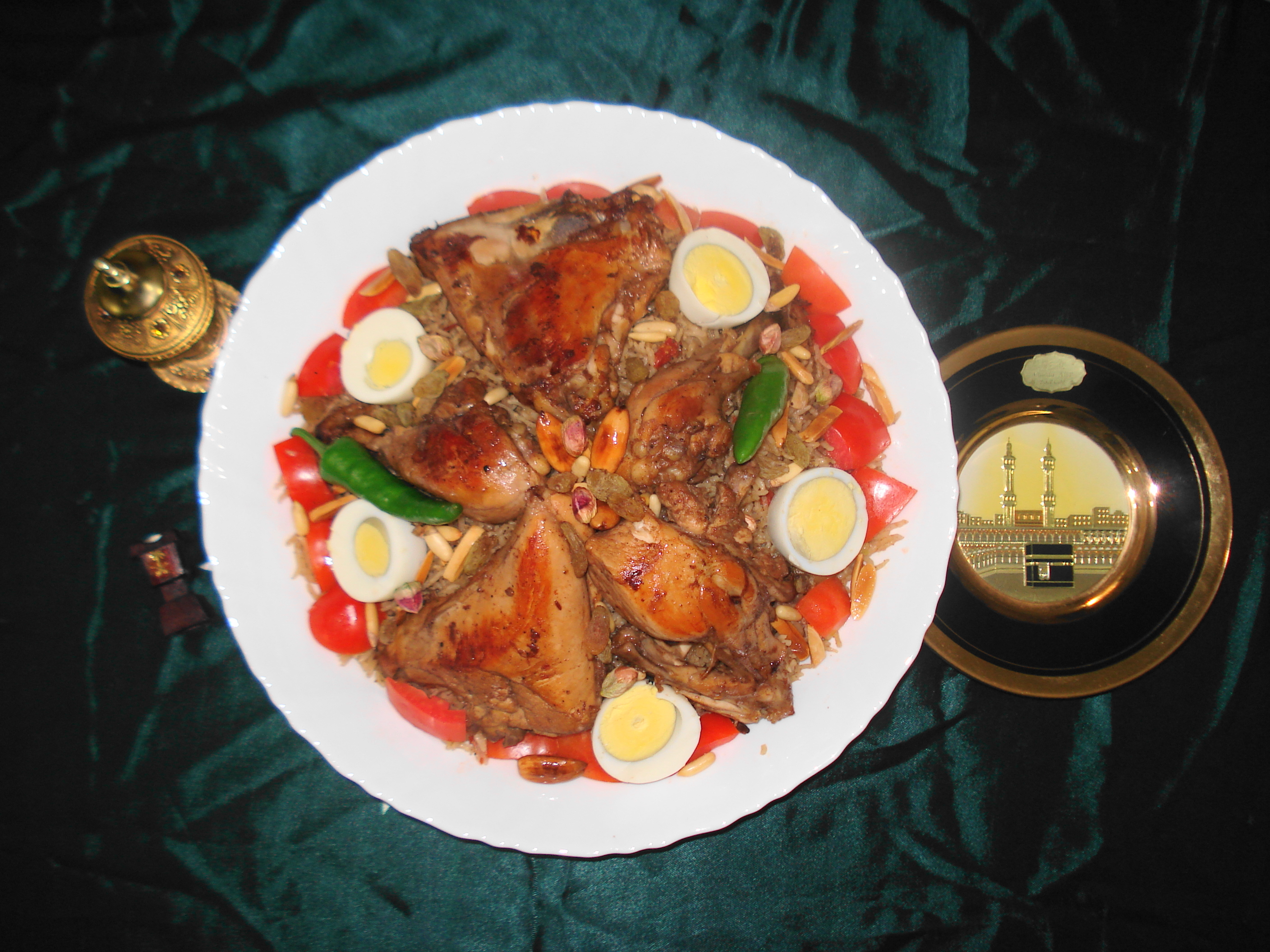 Assiette de kabsa, riz épicé et viande