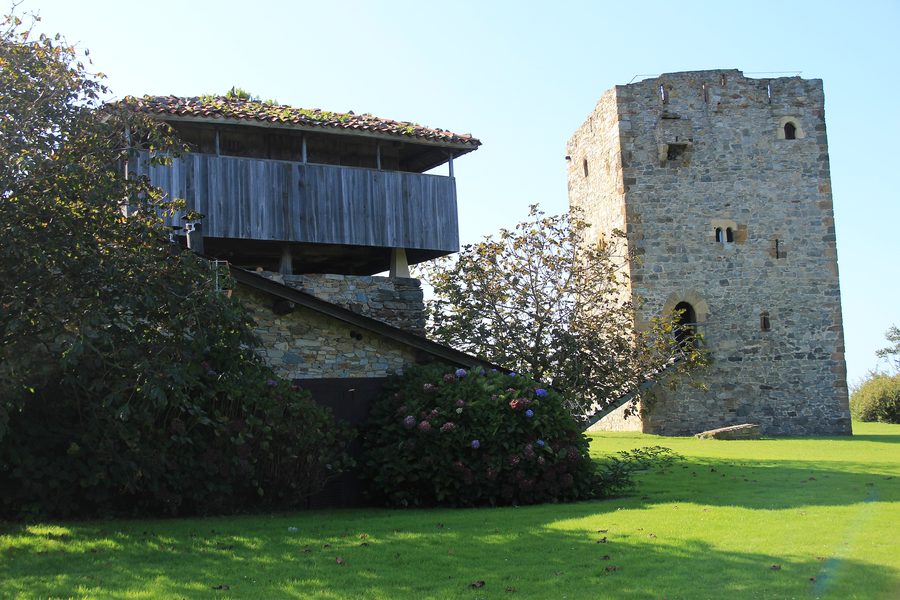Vue générale de la tour de Villademoros à Valdés, Asturies
