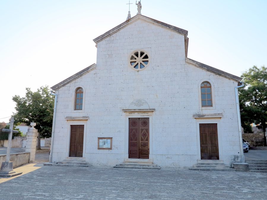 Église catholique avec clocher à Gornje Selo sur l’île de Šolta