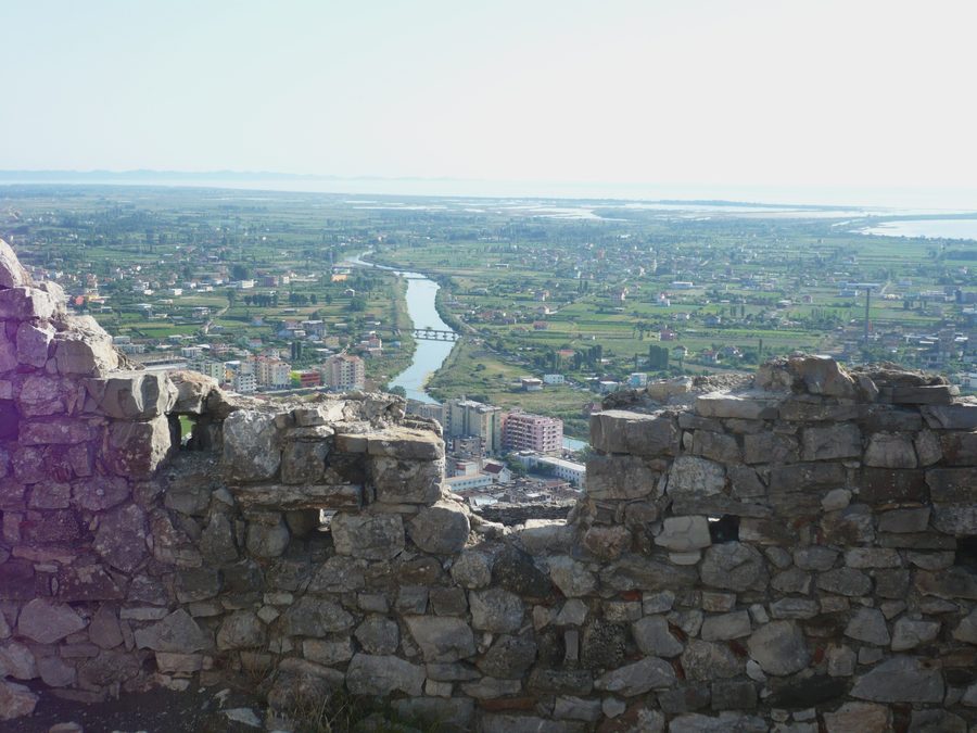Forteresse de Lezhë avec vue sur la ville.