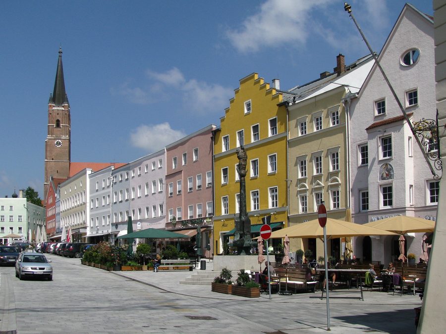 Place de la ville d’Eggenfelden avec la fontaine Marienbrunnen