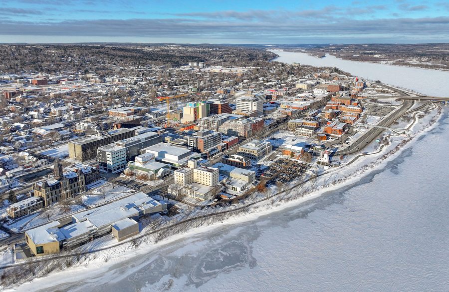 Vue aérienne du centre-ville de Fredericton au Nouveau-Brunswick.