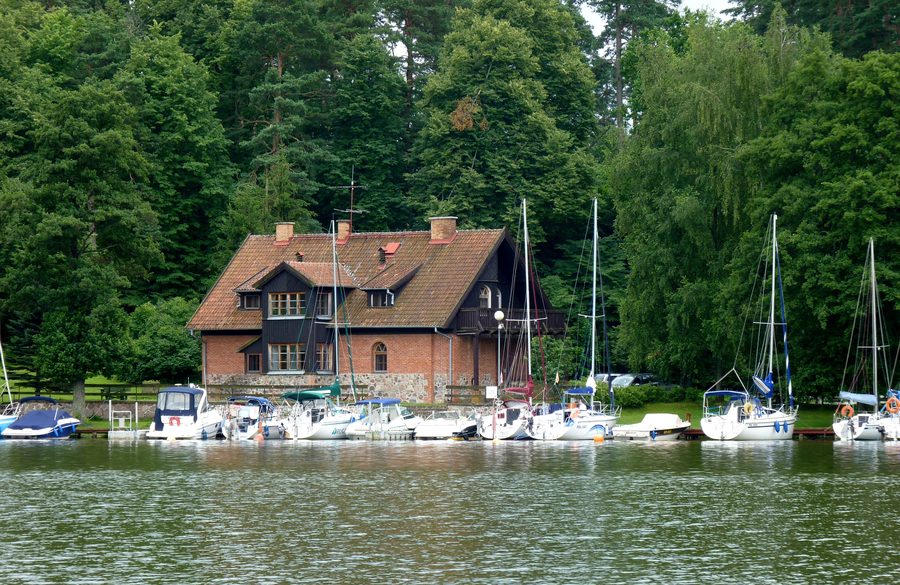 Vue de la Maison du Travail Créatif et de la marina à Wierzba, Ruciane-Nida