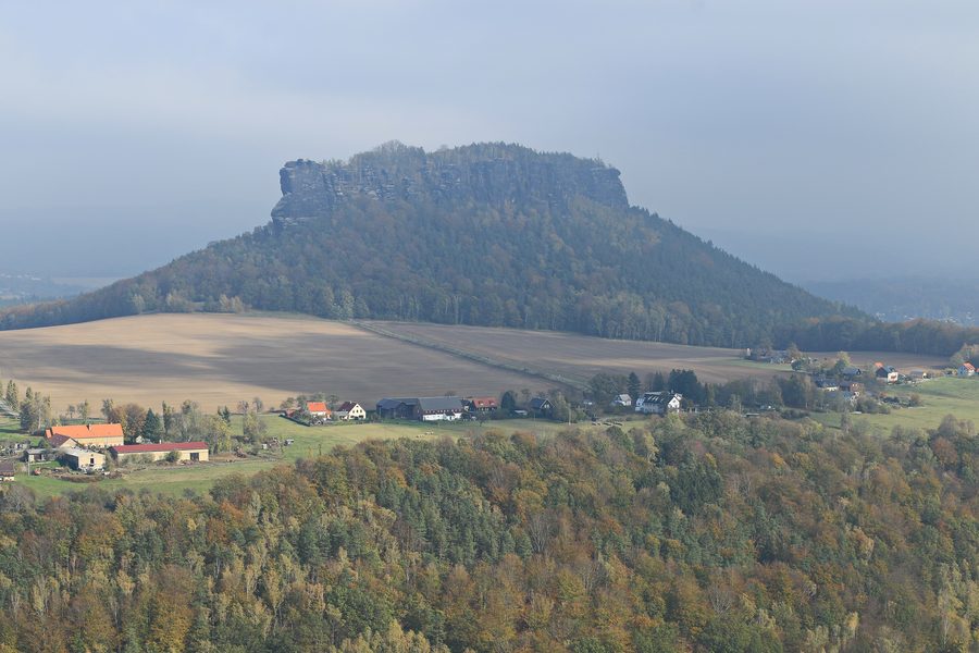 Vue depuis la forteresse de Königstein sur le Lilienstein dans la Suisse saxonne