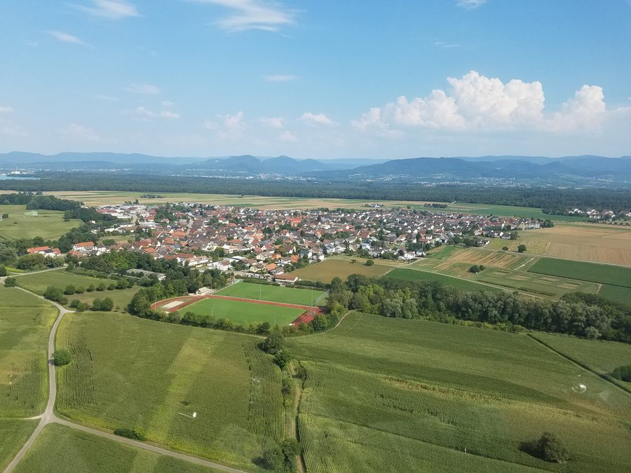 Vue aérienne de Hügelsheim depuis l’ouest avec les environs de la plaine du Haut-Rhin