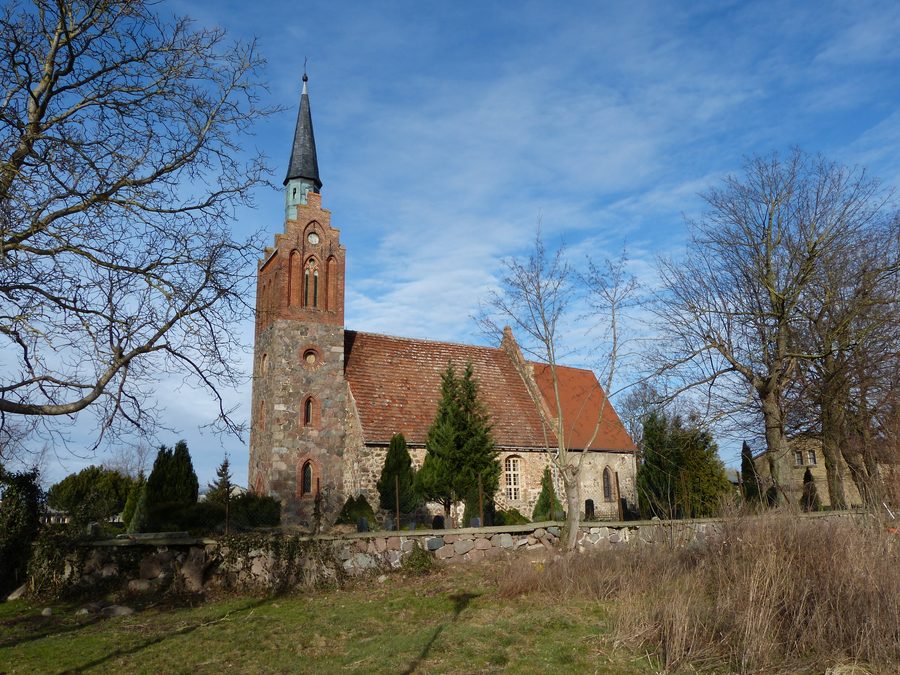 Église de Völschow avec vue extérieure sud et mur du cimetière