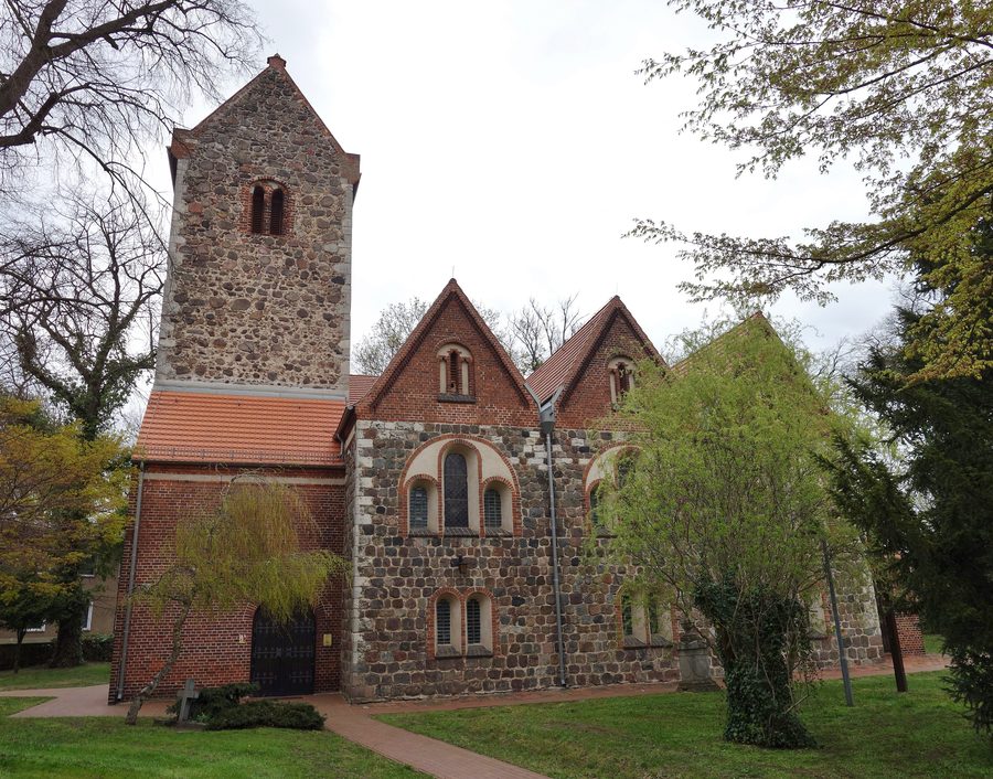 Vue sud de l’église du village de Neuenhagen près de Berlin