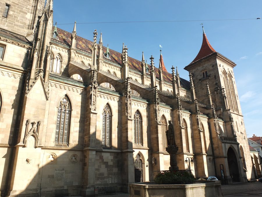 Vue latérale de l’église Sainte-Marie avec la fontaine mariale à Reutlingen