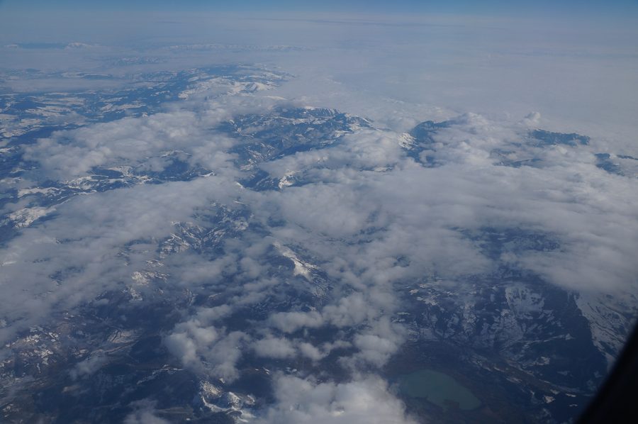 Lac de Plav devant les montagnes des Prokletije au Monténégro, pris depuis les airs