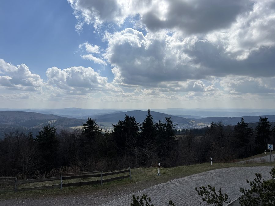 Vue depuis le Großer Inselsberg sur le paysage de la forêt de Thuringe