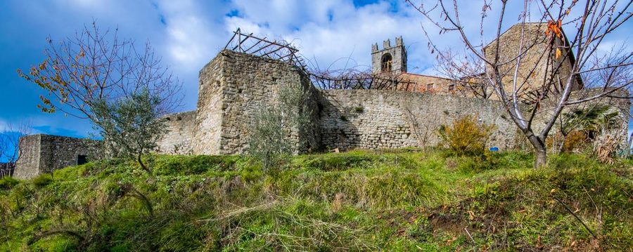 Les remparts de San Quirico en Valleriana