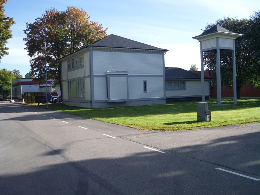 Tour d'horloge moderne au bord d'une rue dans le centre d'Eneryda