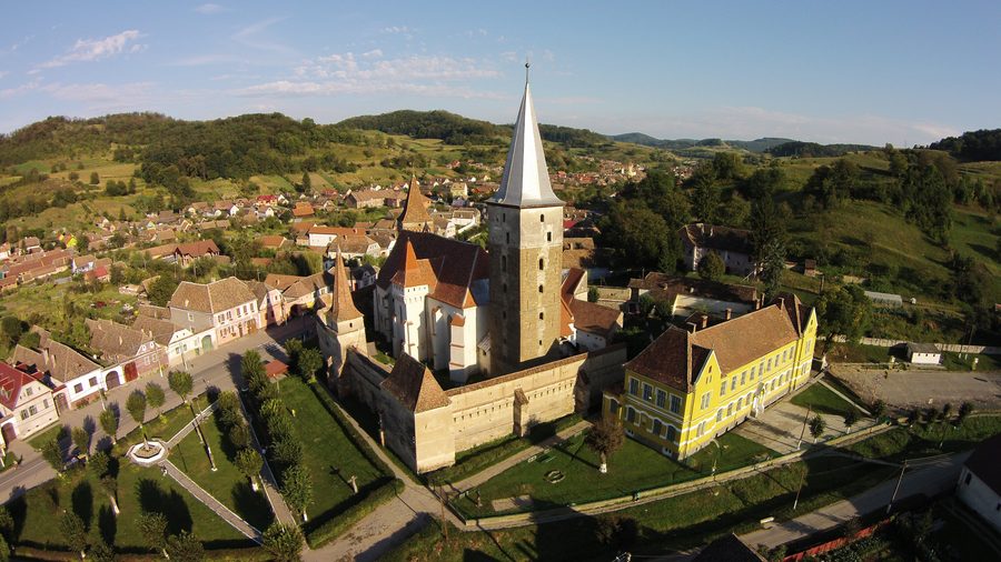 Vue aérienne de l’église fortifiée évangélique de Moșna en Transylvanie