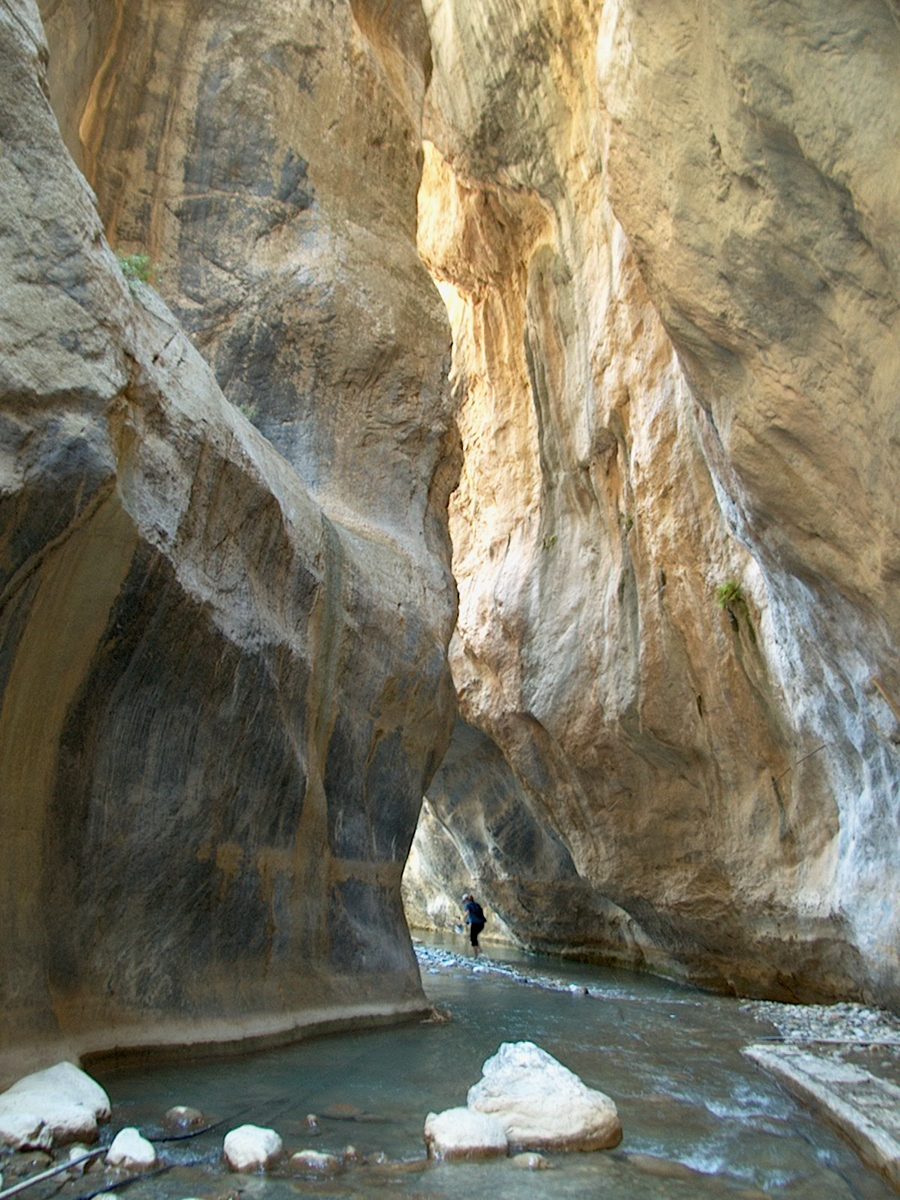 Gorge rocheuse dans les gorges de Sarakina près d’Ierapetra en Crète