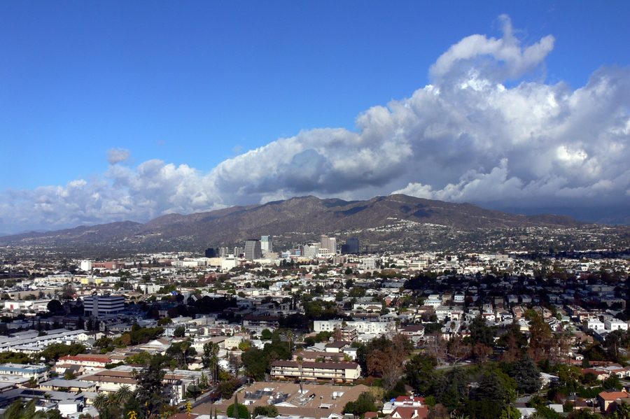 Vue sur les Verdugo Mountains avec Glendale au premier plan