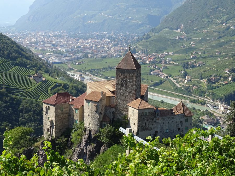 Château de Corné, une forteresse médiévale à flanc de montagne à Corné, Tyrol du Sud, Italie