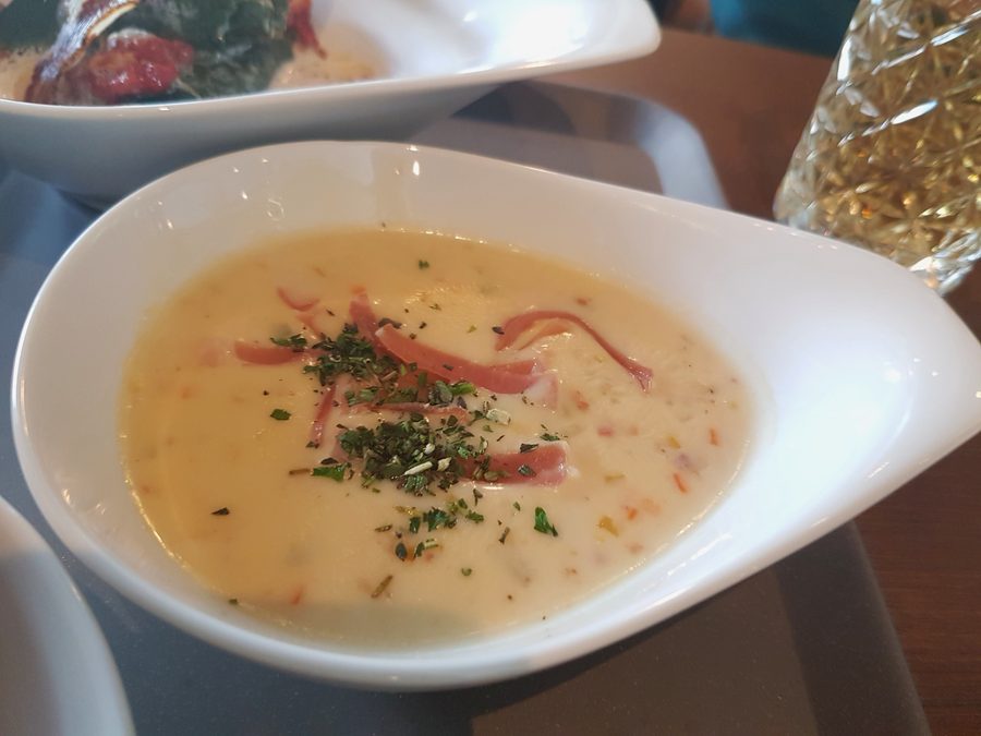 Soupe d’orge grisonne avec orge, pommes de terre et légumes
