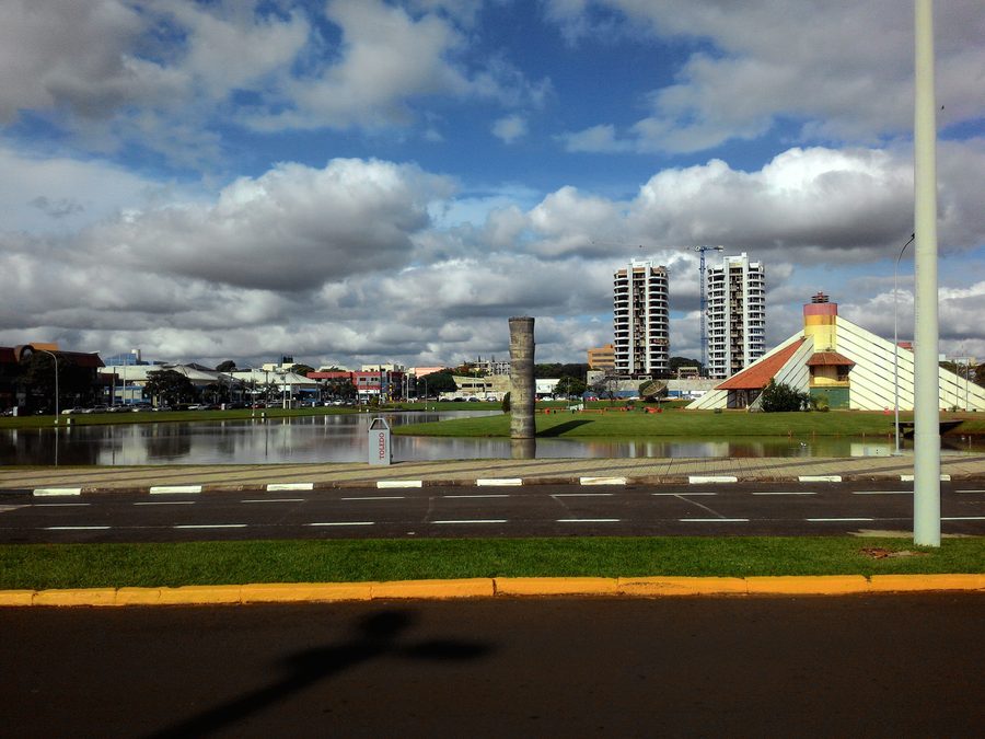 Lac et zones végétalisées du Parque Ecológico de Toledo dans le Paraná