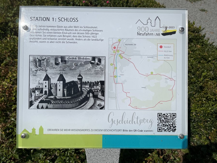 File:Geschichtsweg Neufahrn in Niederbayern, Station 1 (Schloss) und Route.jpg