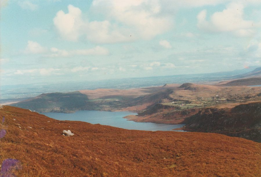 Mont Seefin près de Glenbeigh dans le comté de Kerry, avec le lac Caragh au loin