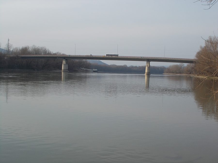 Pont Tildy au-dessus du Danube près de Tahitótfalu avec un bus en direction de la Szentendrei-sziget