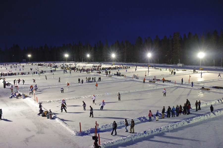 Joueurs du World Pond Hockey Championship à Plaster Rock sur un étang gelé