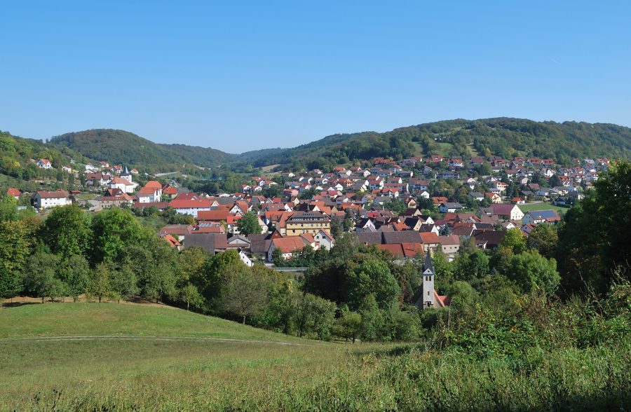 Vue de Mulfingen dans la vallée de la Jagst depuis Jagstberg